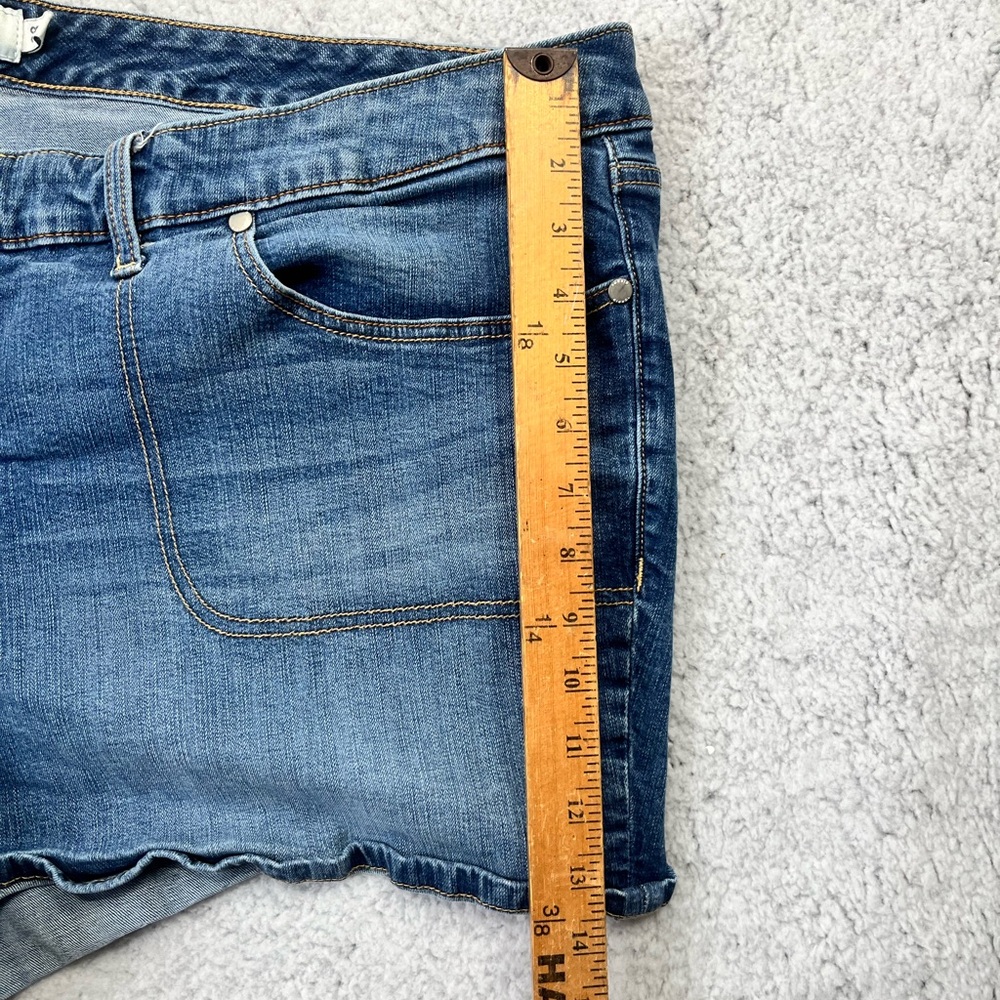 Women's Torrid Dark Wash Cotton Blend Denim Shorty Shorts Size 28 - Picture 2 of 8